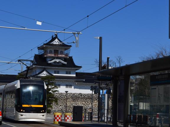 富山城と市内電車①