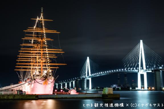 新湊大橋と海王丸のライトアップ