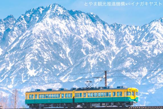 富山を走るかぼちゃ色の電車