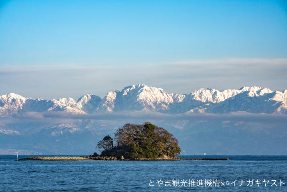 富山湾に浮かぶ緑色の島。①