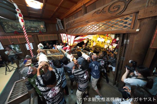 魚津八幡宮献灯みこし祭り
