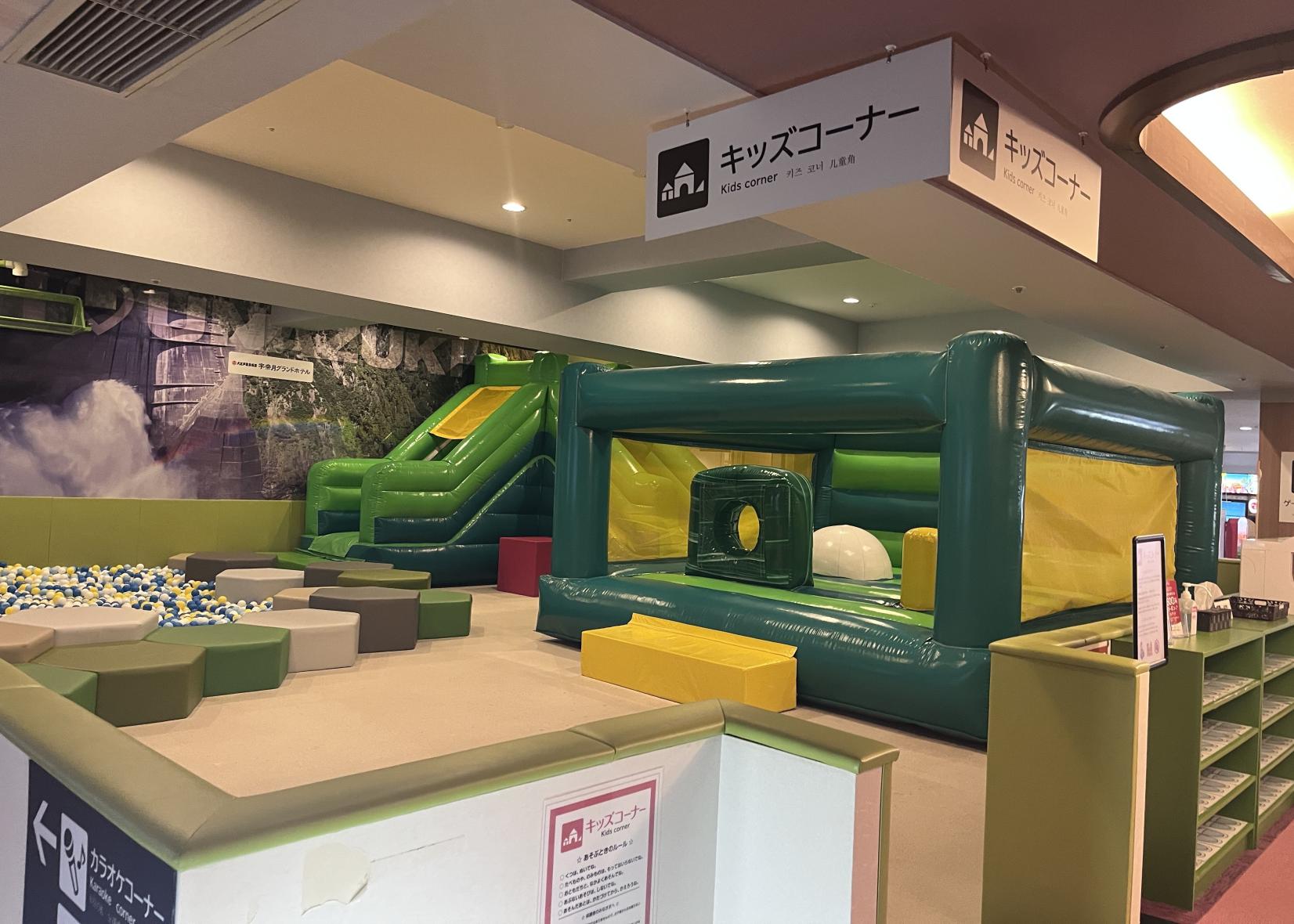 キッズコーナーや漫画コーナーで滞在を楽しむ-0