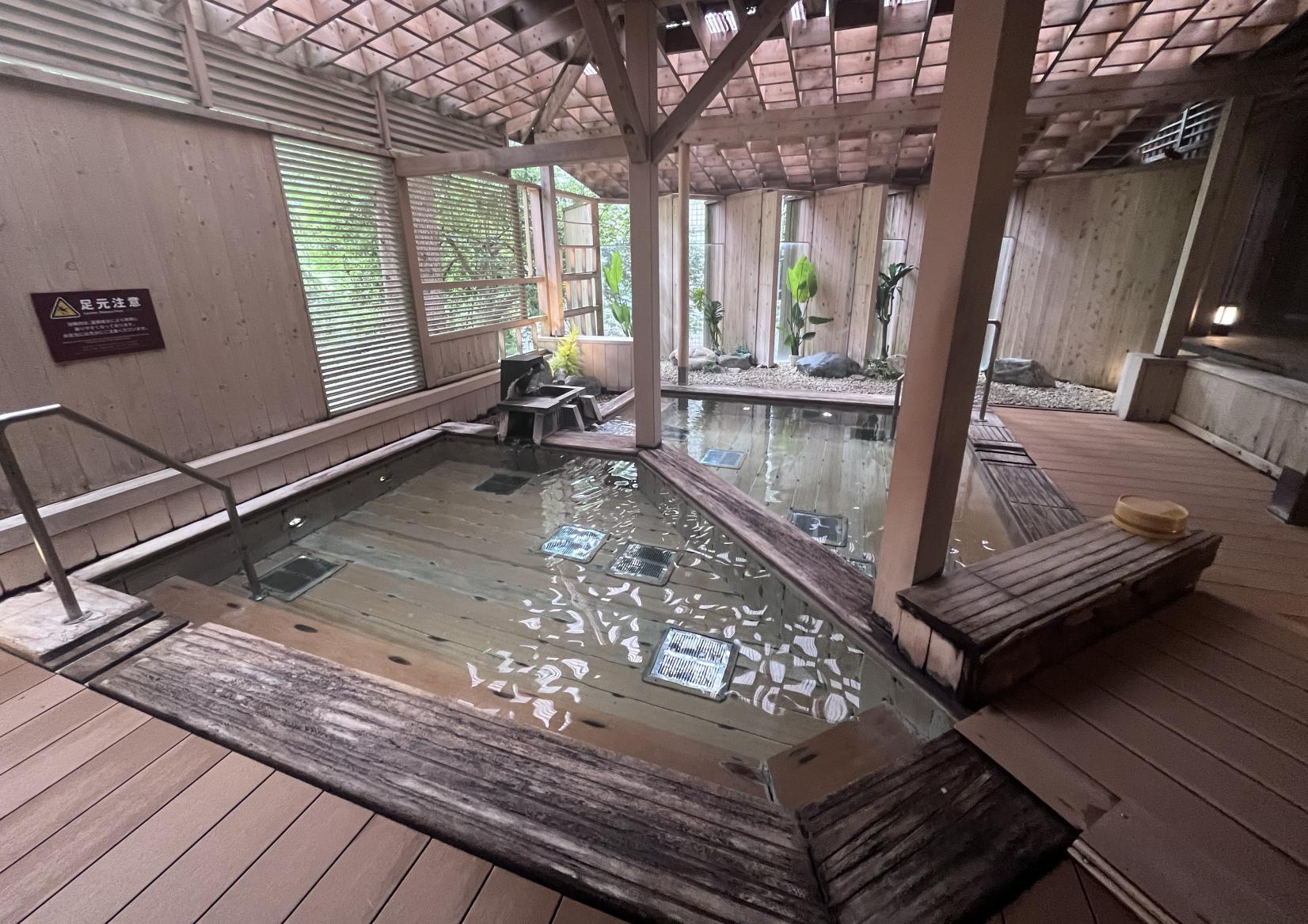 内湯、露天風呂、サウナを備えた大浴場-0