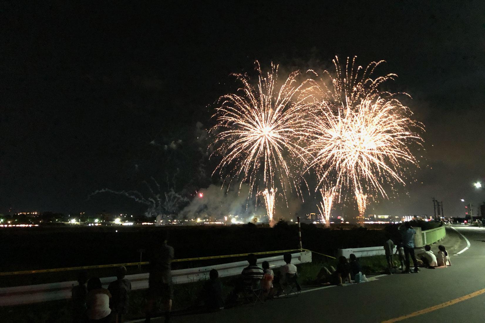 花火を中心に楽しむなら神通川西岸-0