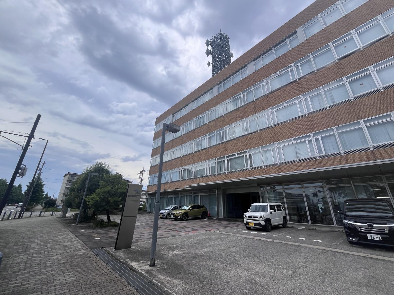 【国交省富山河川事務所・わかば食堂】コスパ最高！本格派ブラックラーメンのハンチャンセット-0