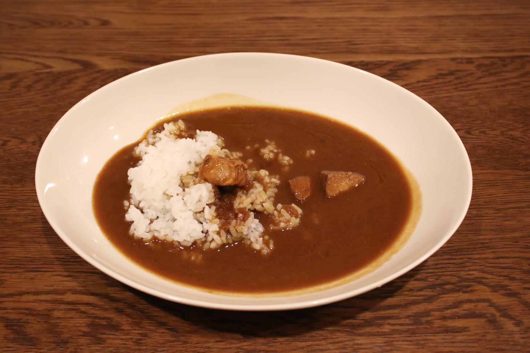 じっくり煮込まれた洋食店の味「黒部名水ポークカレー」-1