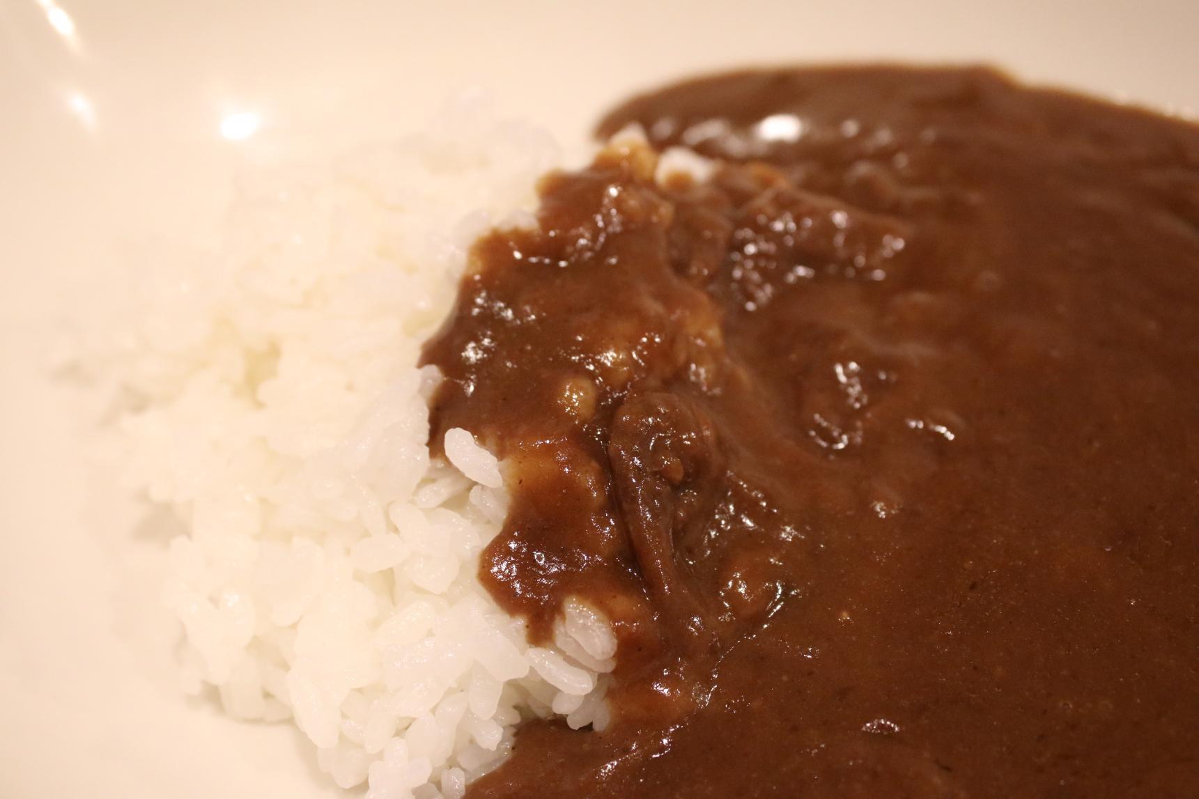 口いっぱいに風味が広がる「富山郷土白えびカレー」-2