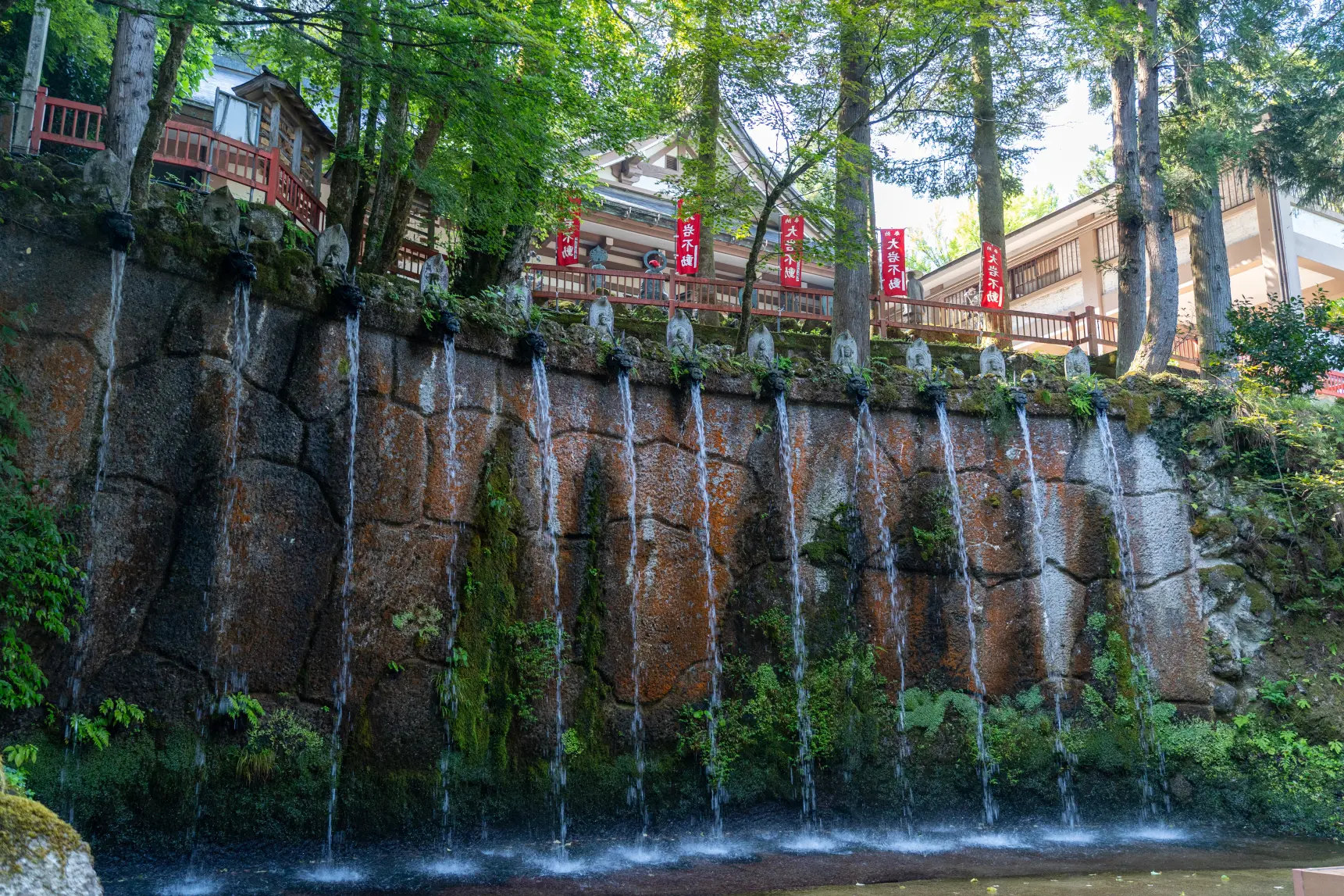 13:00 「大岩山日石寺」で滝行体験-1