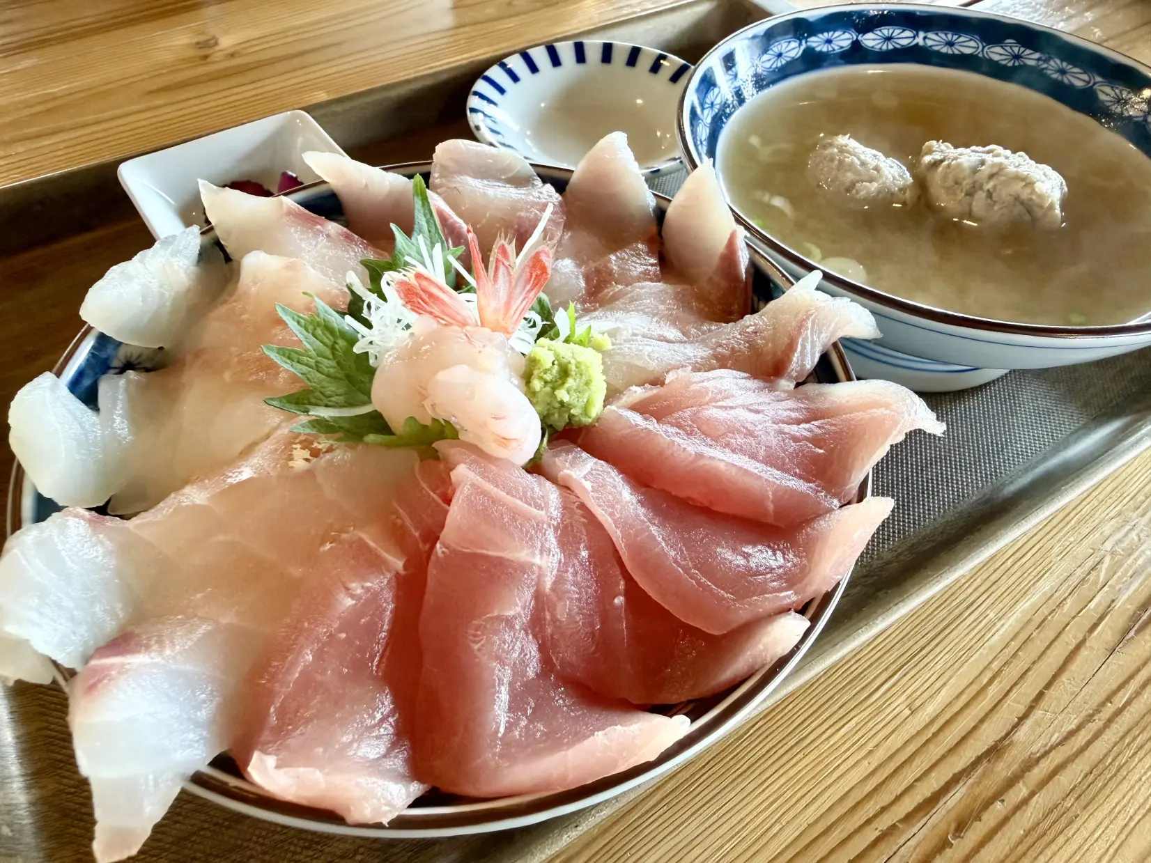 鮮度抜群の海鮮丼から郷土の味まで揃う多彩なメニュー-0