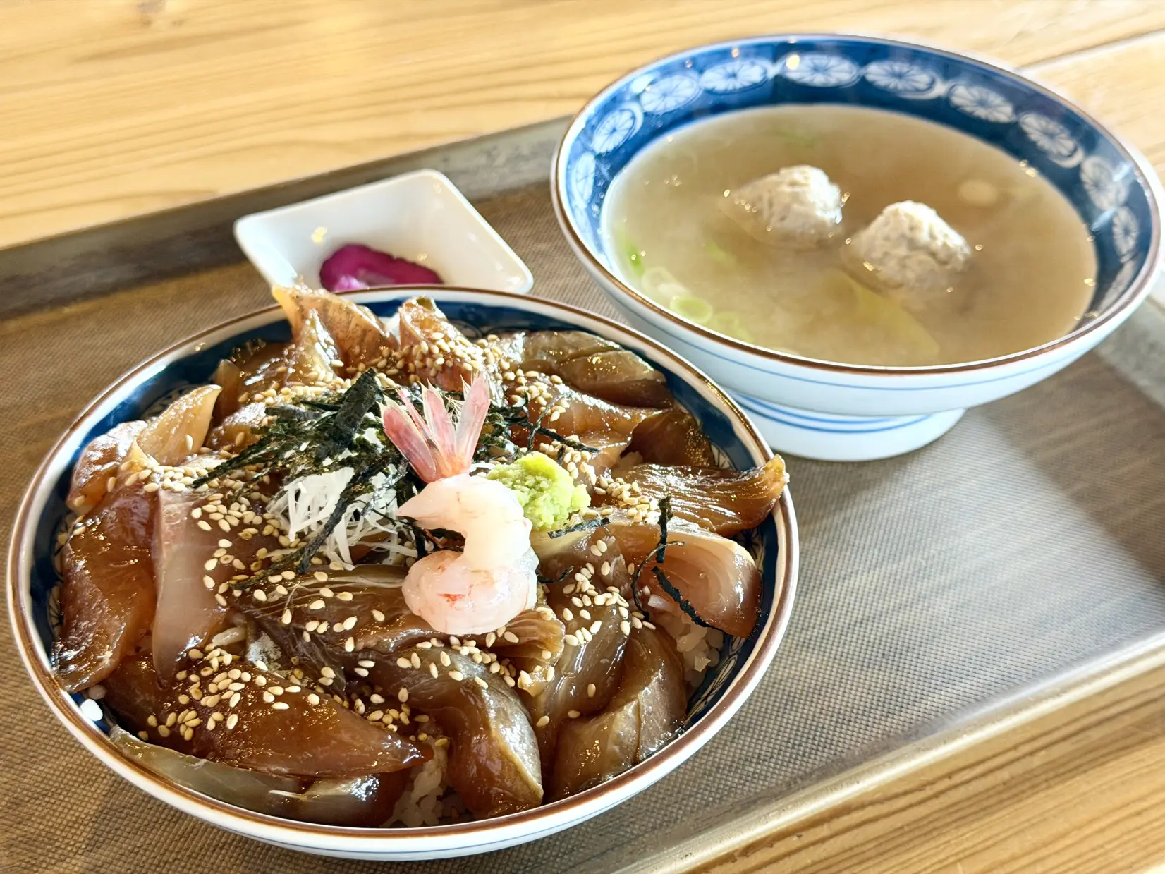 鮮度抜群の海鮮丼から郷土の味まで揃う多彩なメニュー-1