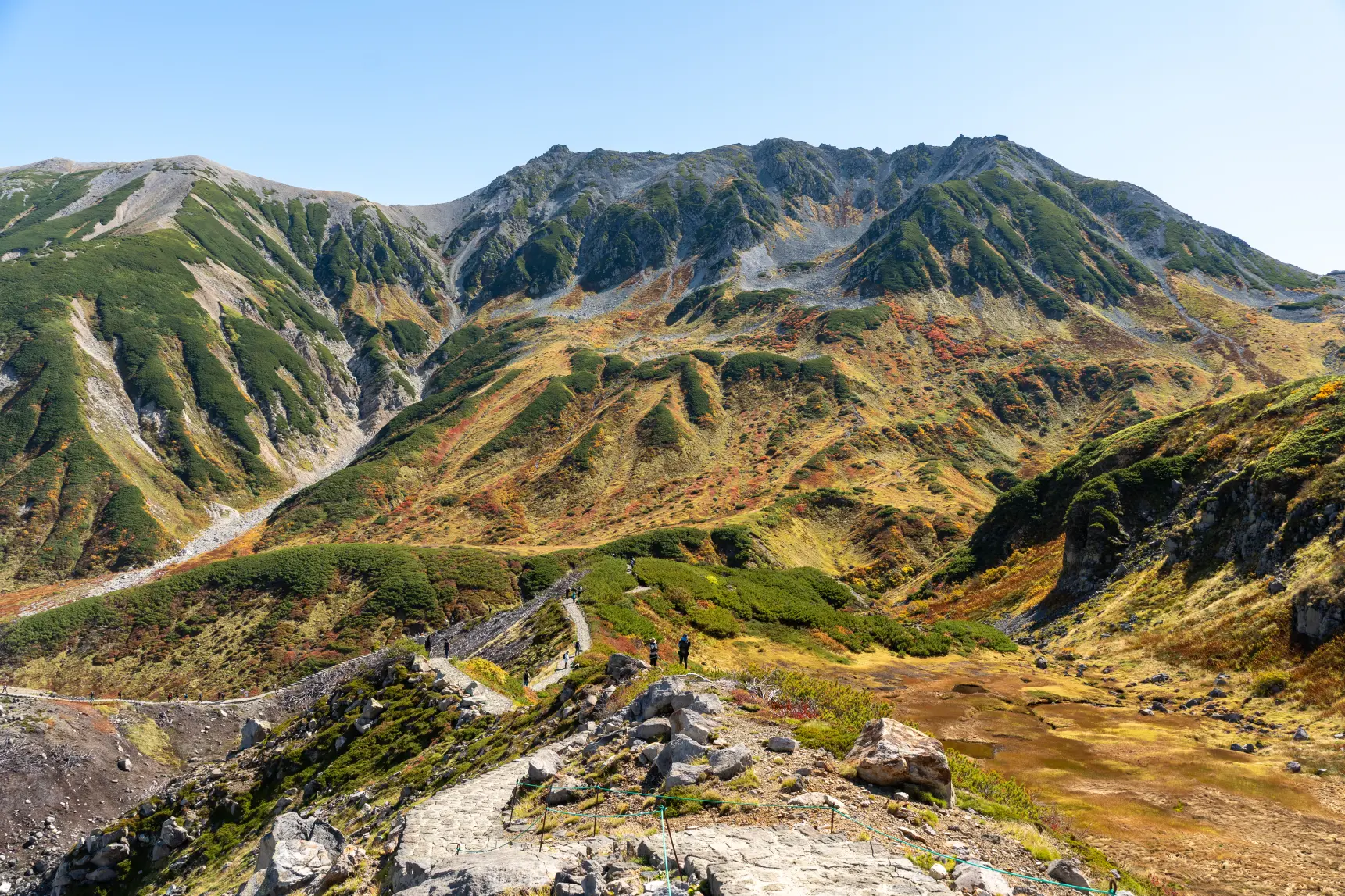 9月中旬からスタートする「立山黒部アルペンルート」の紅葉-0