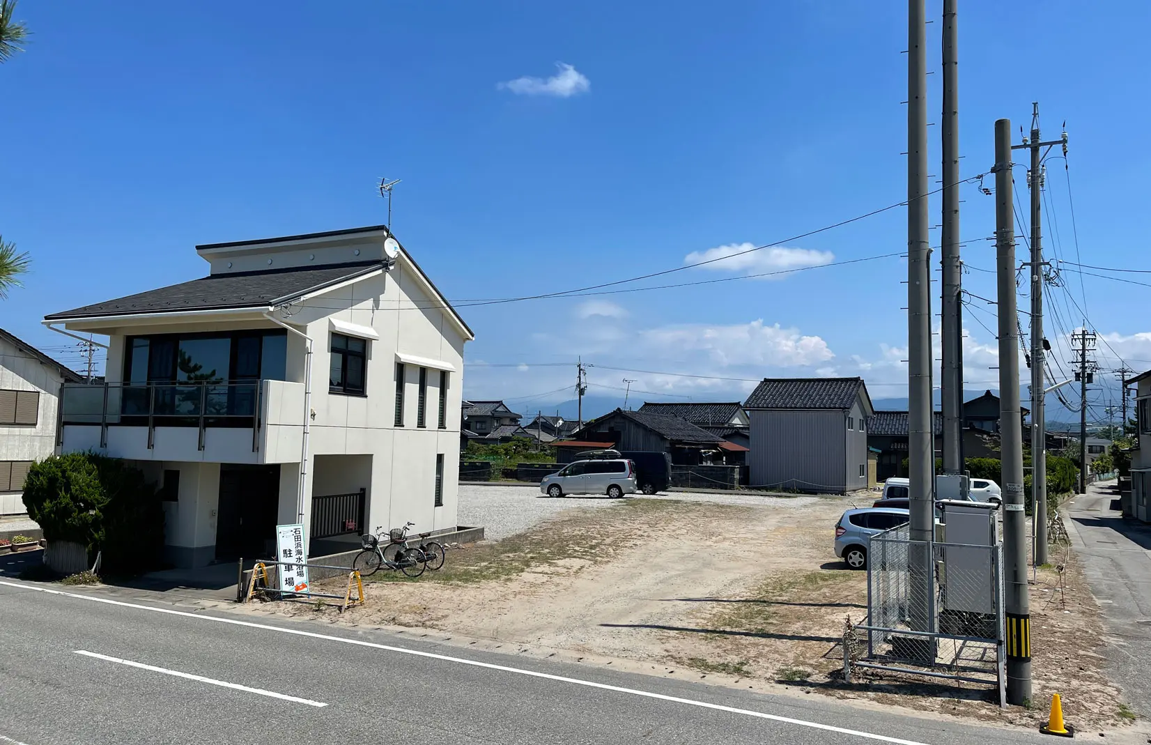 海水浴場から徒歩ですぐの無料駐車場-0
