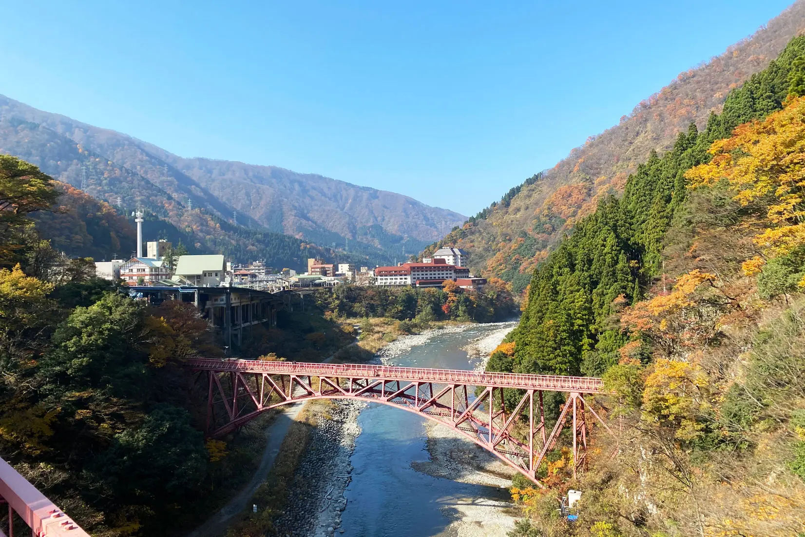トロッコ電車の紅葉風景-0