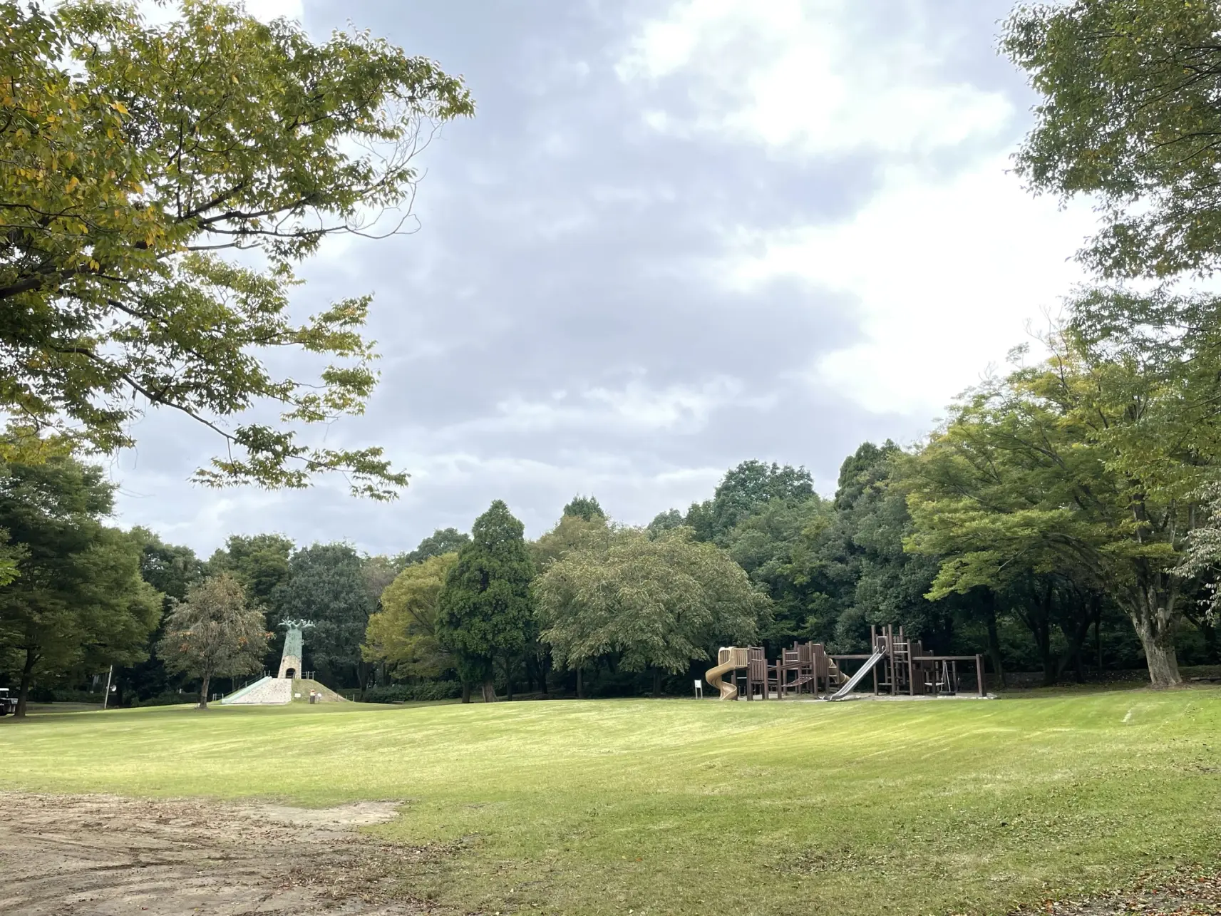 公園があり、芝生のうえで思う存分遊べる-0