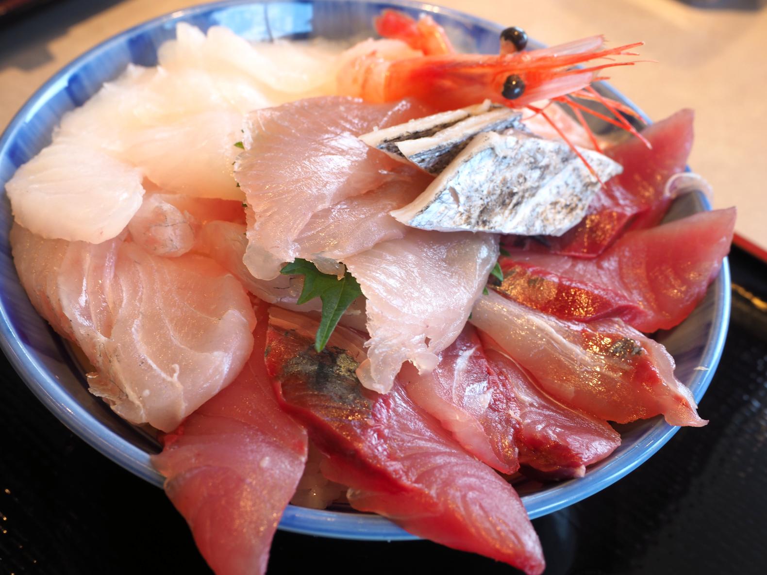 前回の訪問時に食べた海鮮丼とお刺身-0