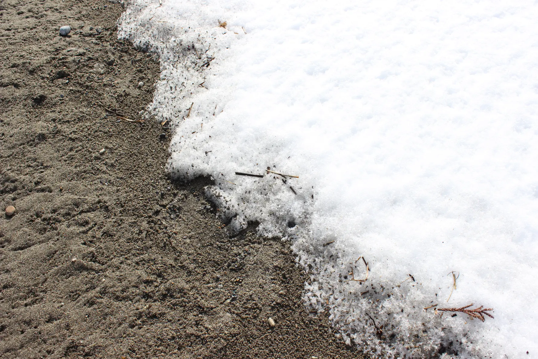 雪と海の組み合わせが幻想的！「岩瀬浜」周辺-1