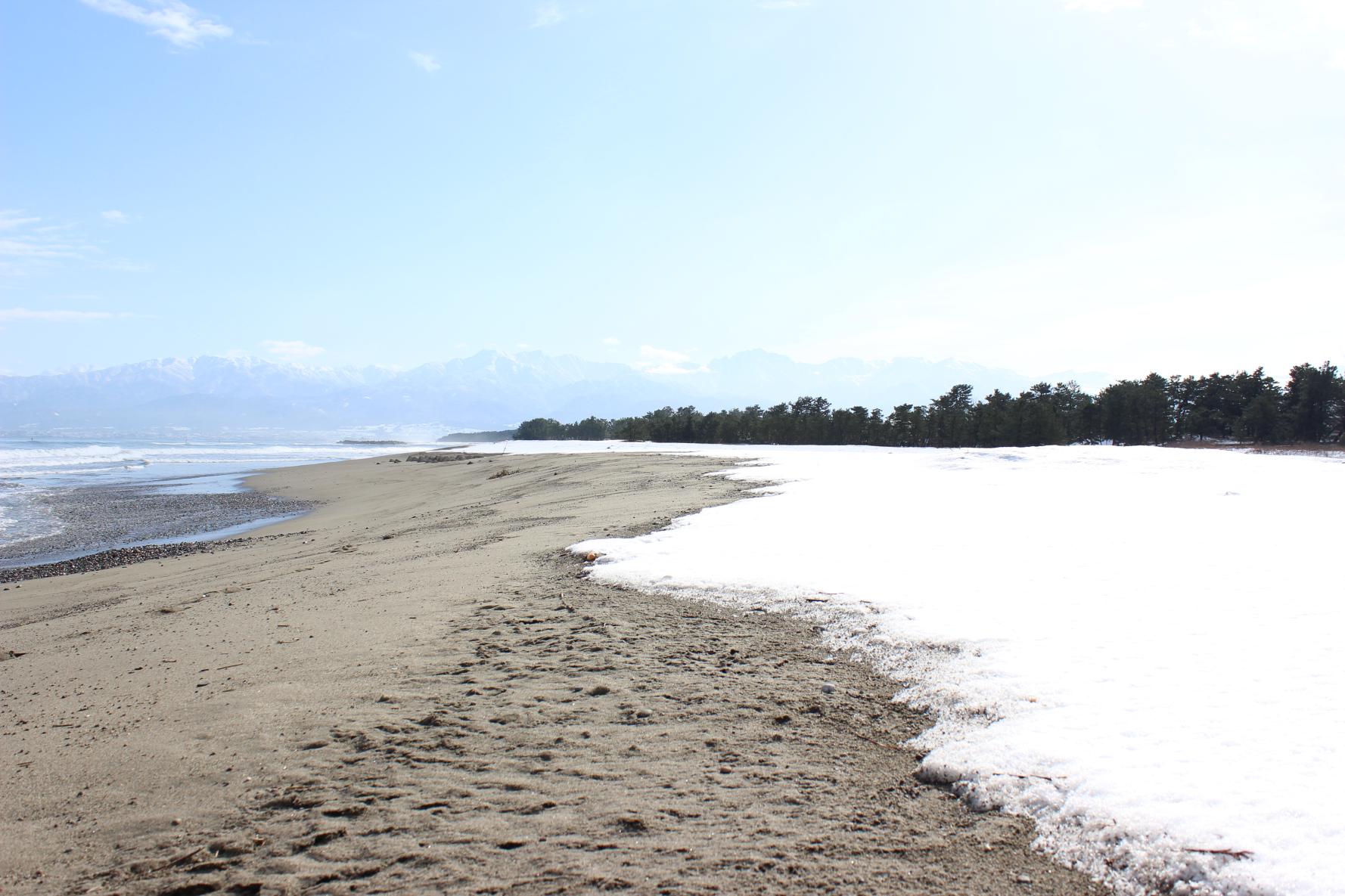 雪と海の組み合わせが幻想的！「岩瀬浜」周辺-0