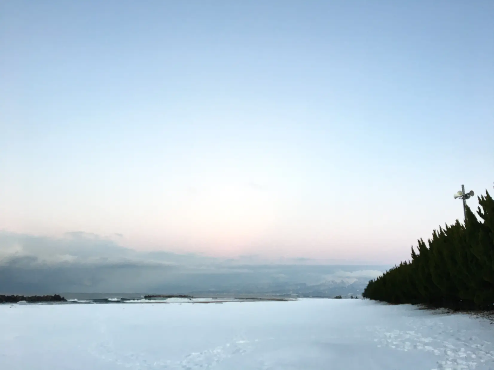 雪と海の組み合わせが幻想的！「岩瀬浜」周辺-3