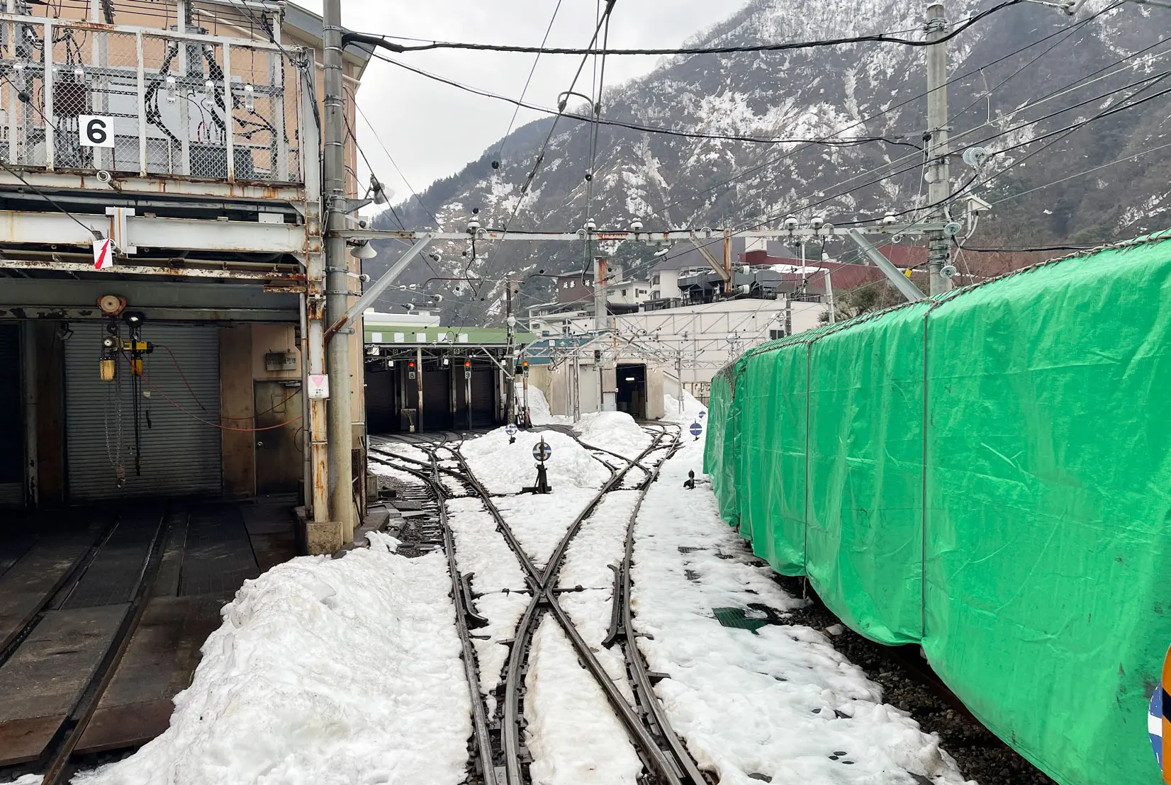 トロッコ電車の車庫見学-0