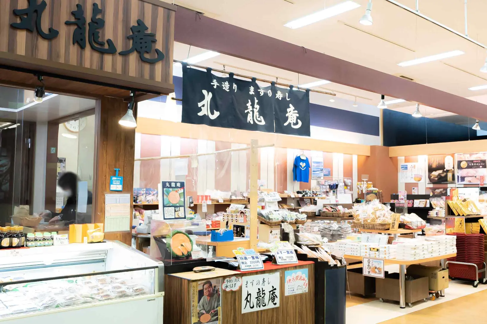 広い館内-2