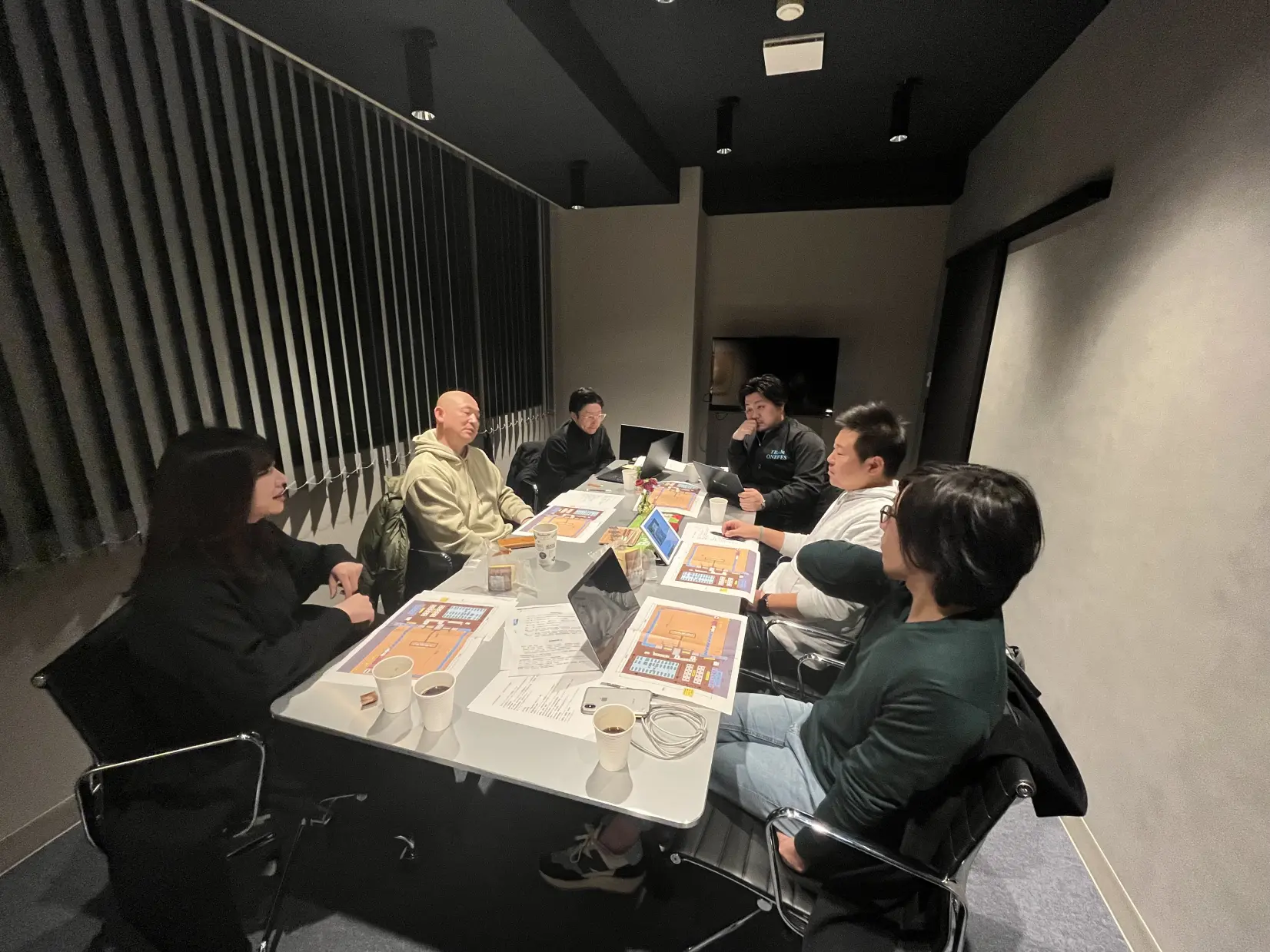 夜遅くまで議論する実行委員会-1