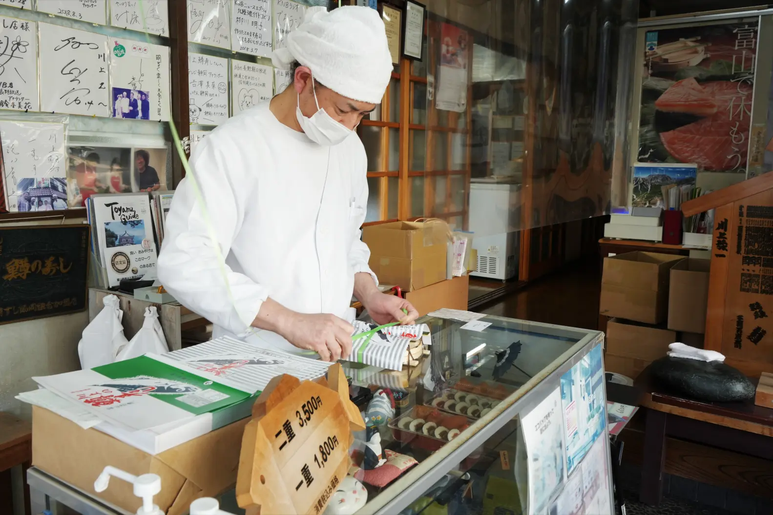 JR富山駅から徒歩10分！創業100年の味【川上鱒寿し店】-7