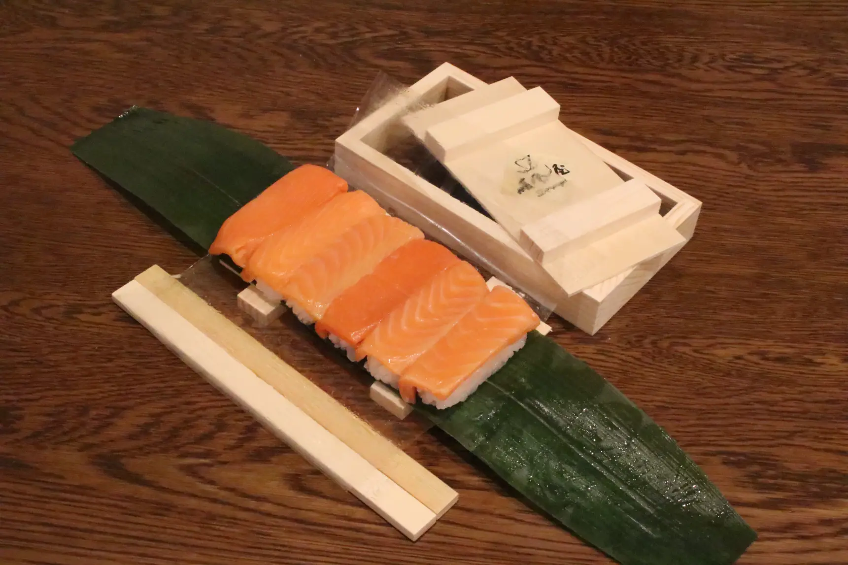 切らずに食べられる！手割り箱寿し【順風屋】-5