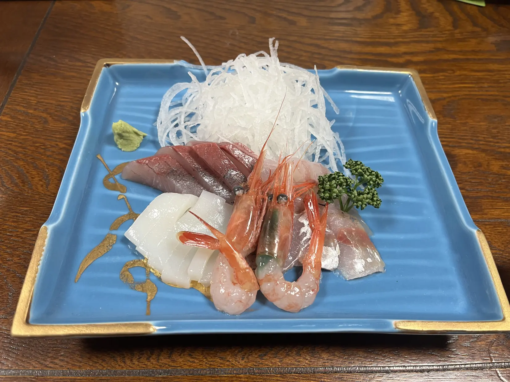 煌めきを放つ採れたての刺身-0