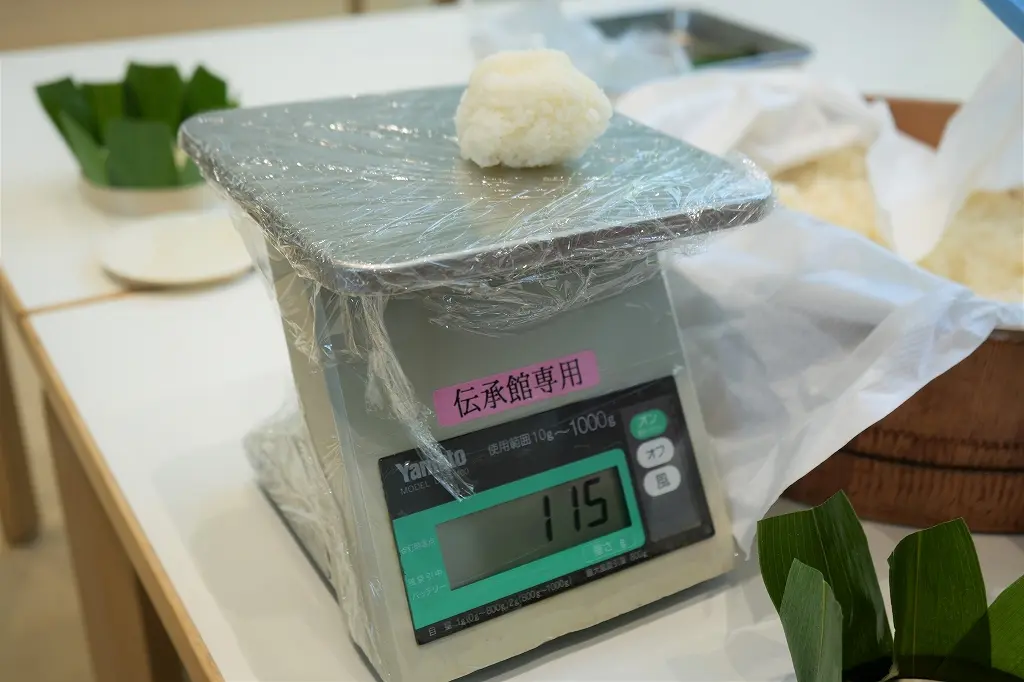 隈笹、酢飯、オレンジ色の鱒　が作り出す「世界にひとつだけのますのすし」-3