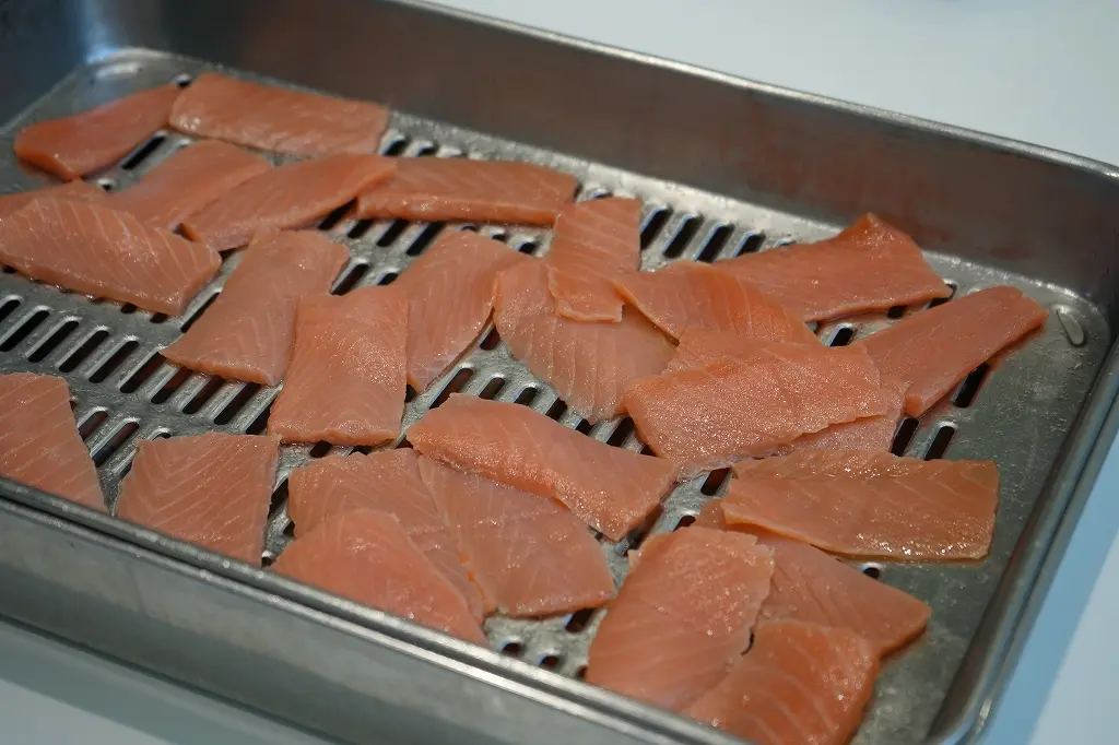 隈笹、酢飯、オレンジ色の鱒　が作り出す「世界にひとつだけのますのすし」-4