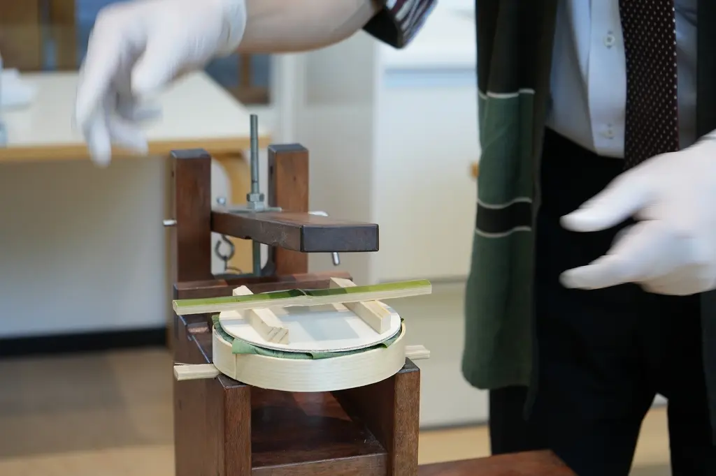 40キロの重しをのせて、専用の機械で強力なゴムを！-1