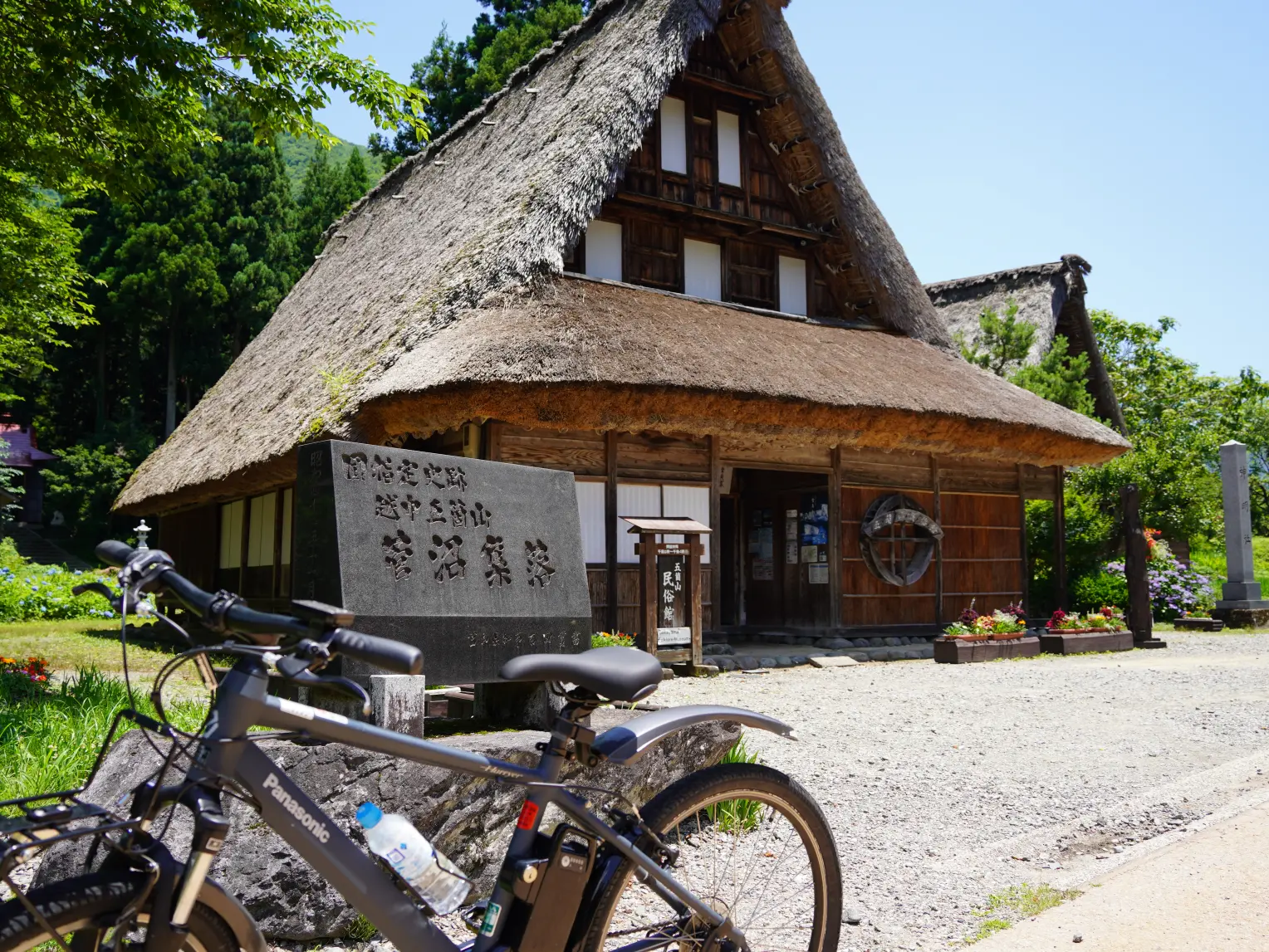 絶景を楽しみつつ、菅沼合掌造り集落へ-1