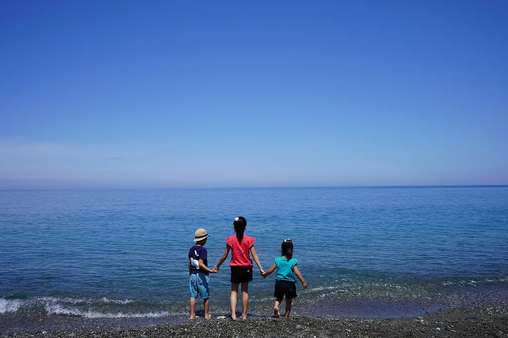 エメラルドグリーンに輝く海と青空の絶景が広がる！-3