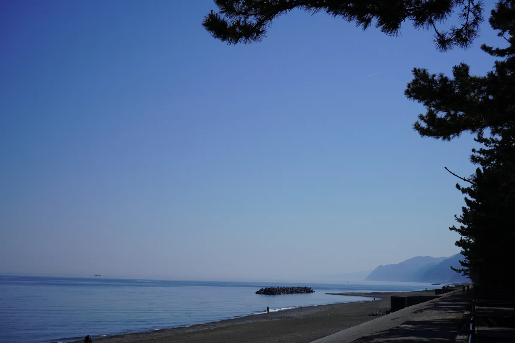 エメラルドグリーンに輝く海と青空の絶景が広がる！-2