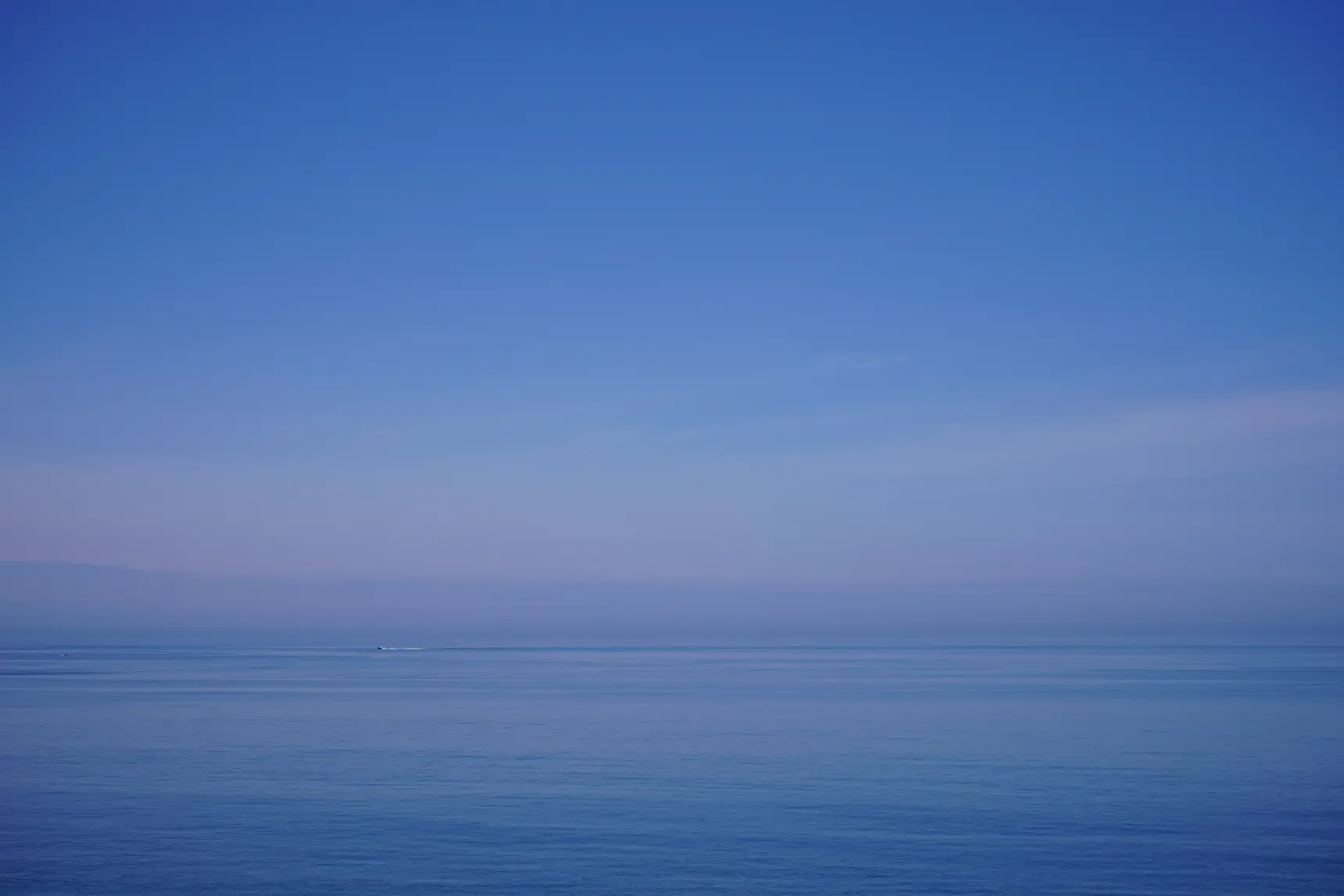 エメラルドグリーンに輝く海と青空の絶景が広がる！-1