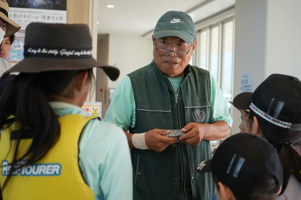 ヒスイ海岸でトレジャーハンティング　①「見つけ方」を教わる-0