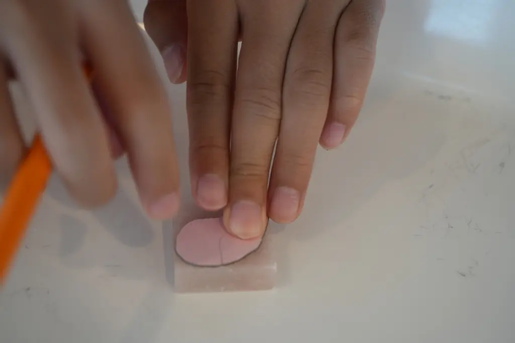 ヒスイ海岸でトレジャーハンティング　⑤「まが玉」の手作り体験-1