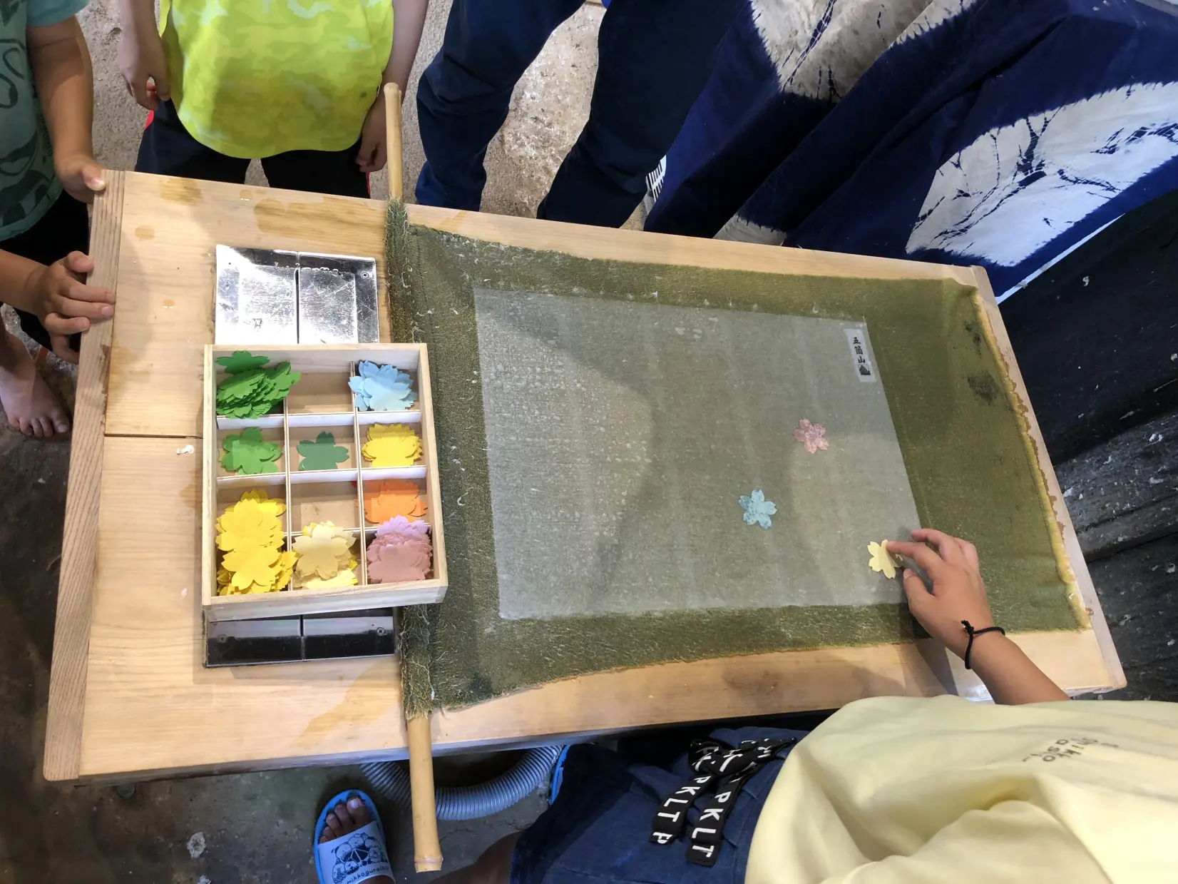 次は、和紙に楽しく飾りつけ！-0