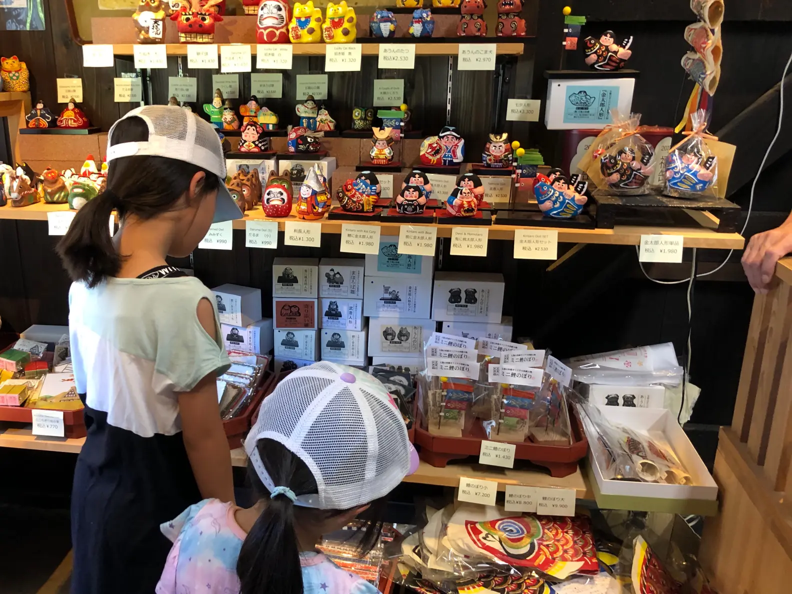 館内にはここだけのお土産がいっぱい！-0