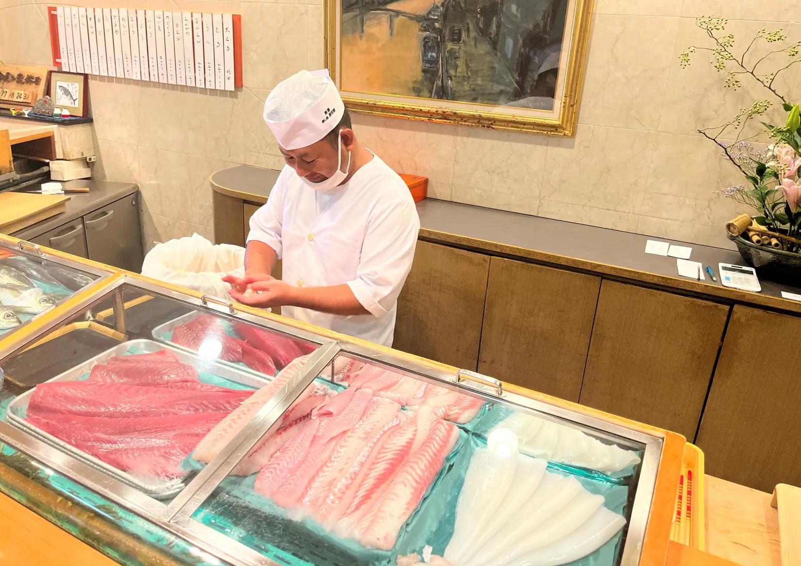 新湊漁港で直接目利き　浜値の魚介を熟練技で握る-0