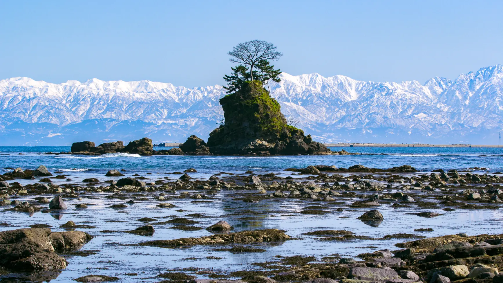「富山湾越しに見られる立山連峰」の絶景-0