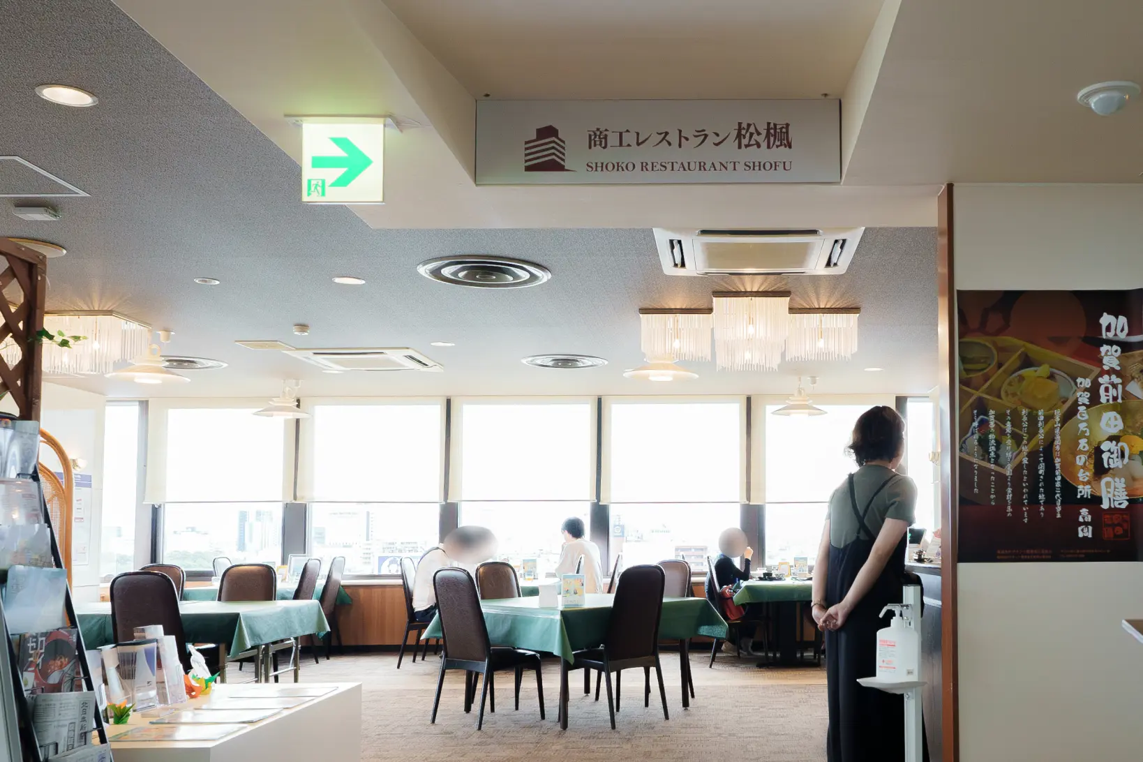 落ち着いた店内-1