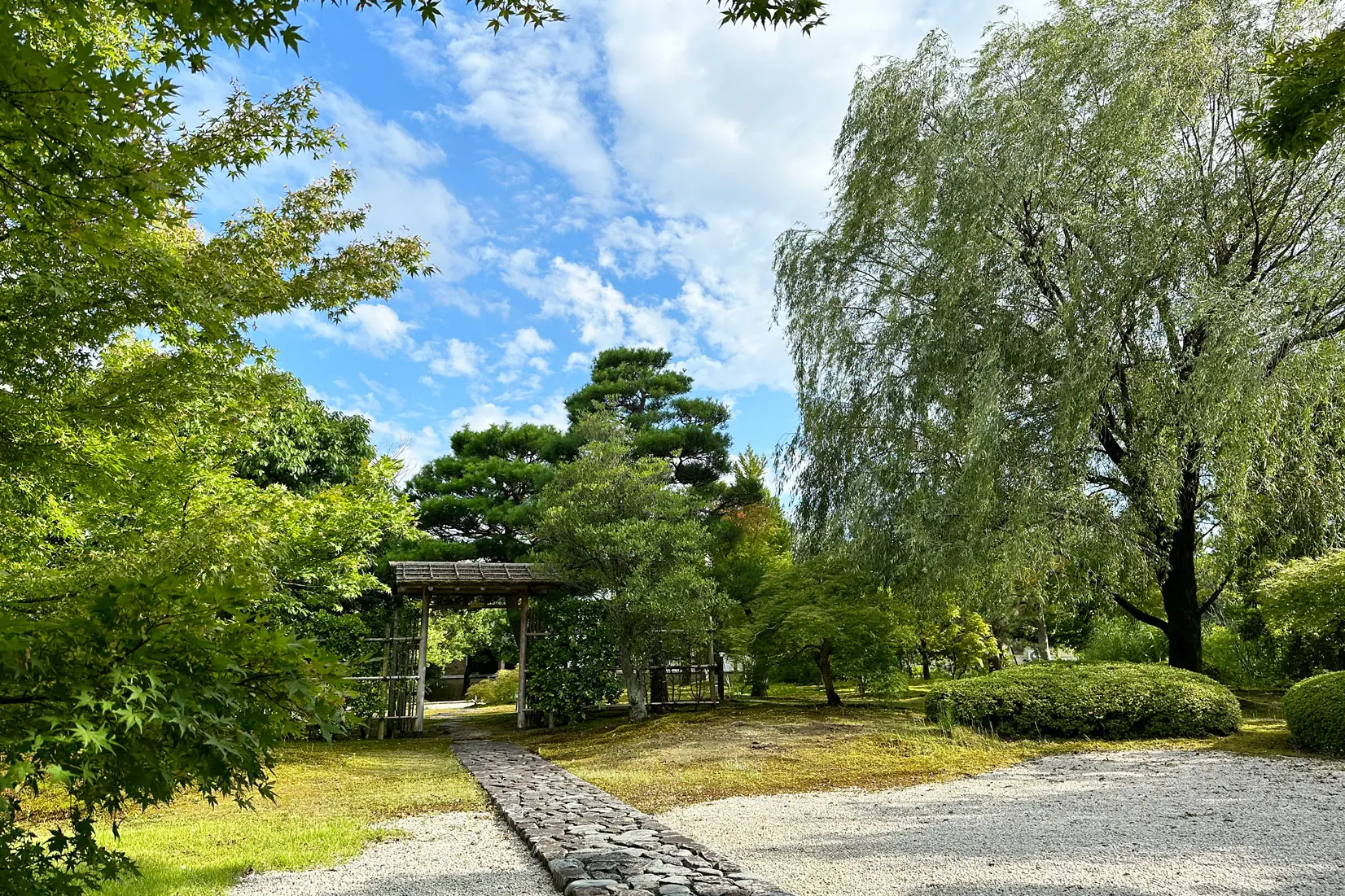 新しく開放された「富山県水墨美術館」の茶庭-0