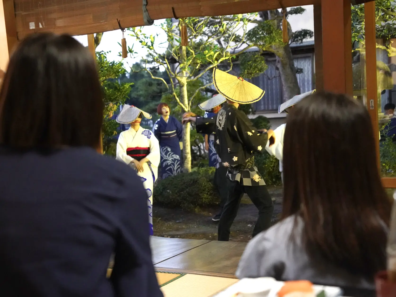 室内から眺める「お座敷おわら」-0