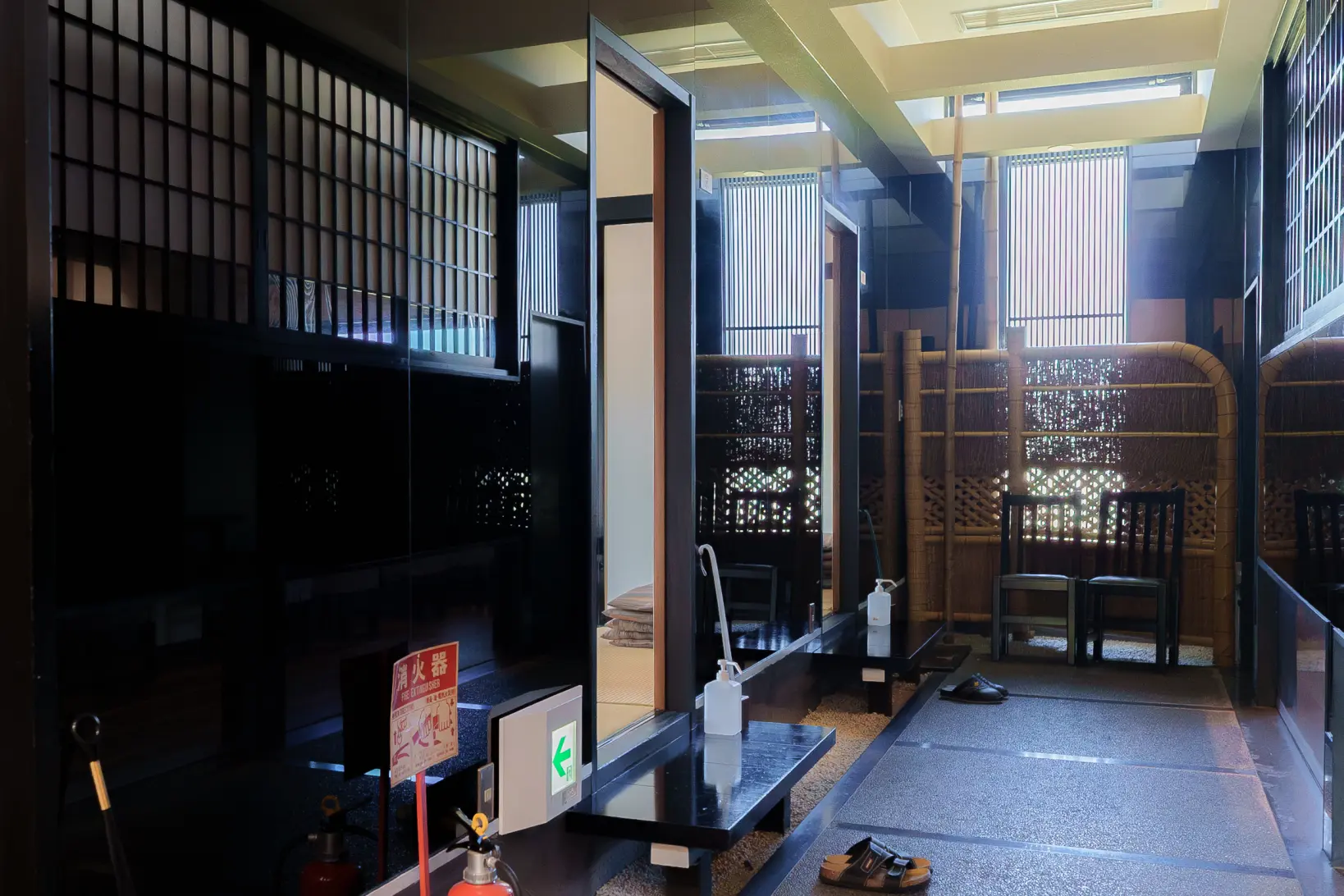 ゆったりと広い店内-0