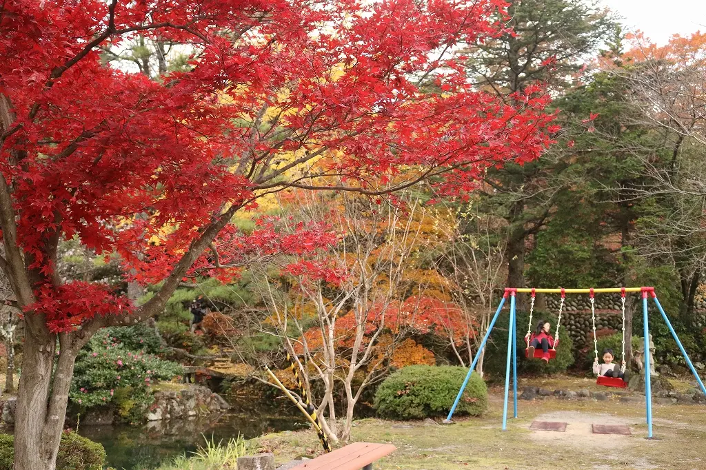 小さいお子さんが遊べる公園もあります！-0
