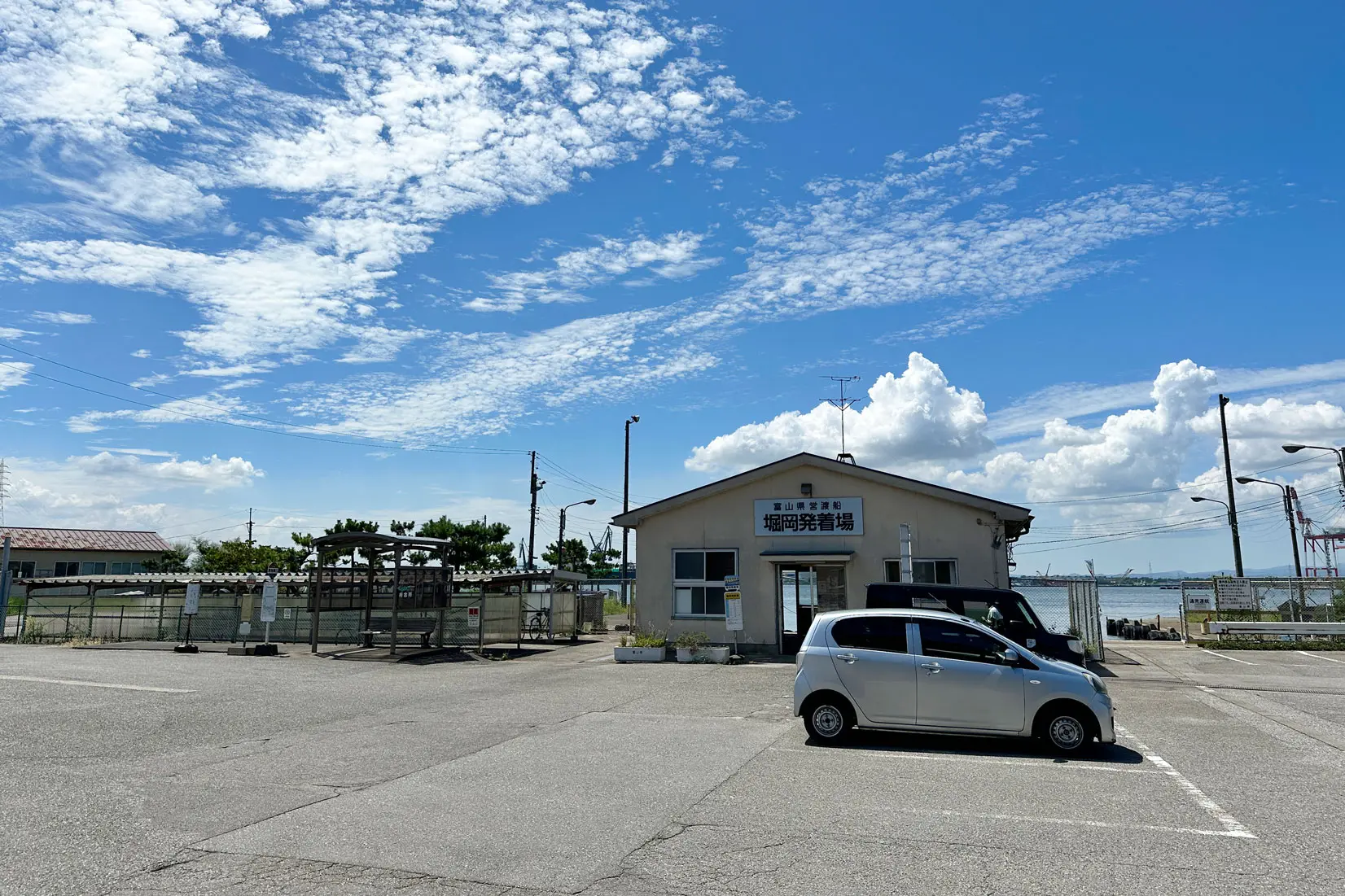 無料の県営フェリーから見る新湊大橋-0