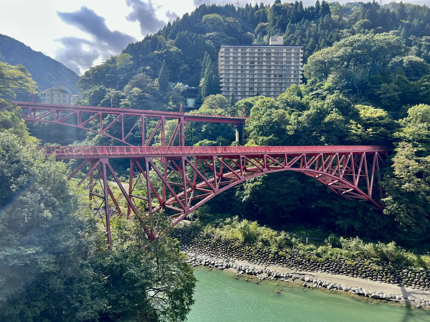 山彦橋（やまびこばし）：トロッコ列車と遊歩道の共演-1