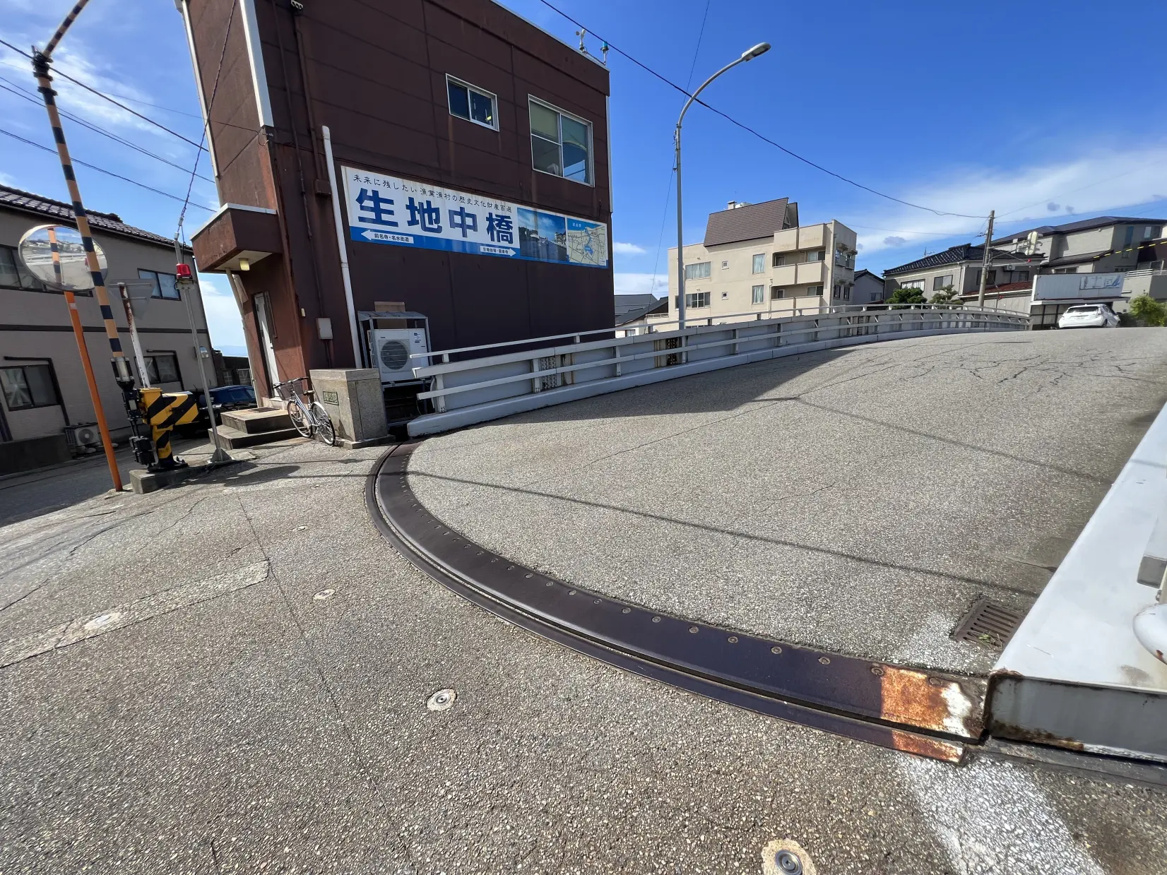 生地中橋（いくじなかばし）：超レアな「回る可動橋」-1