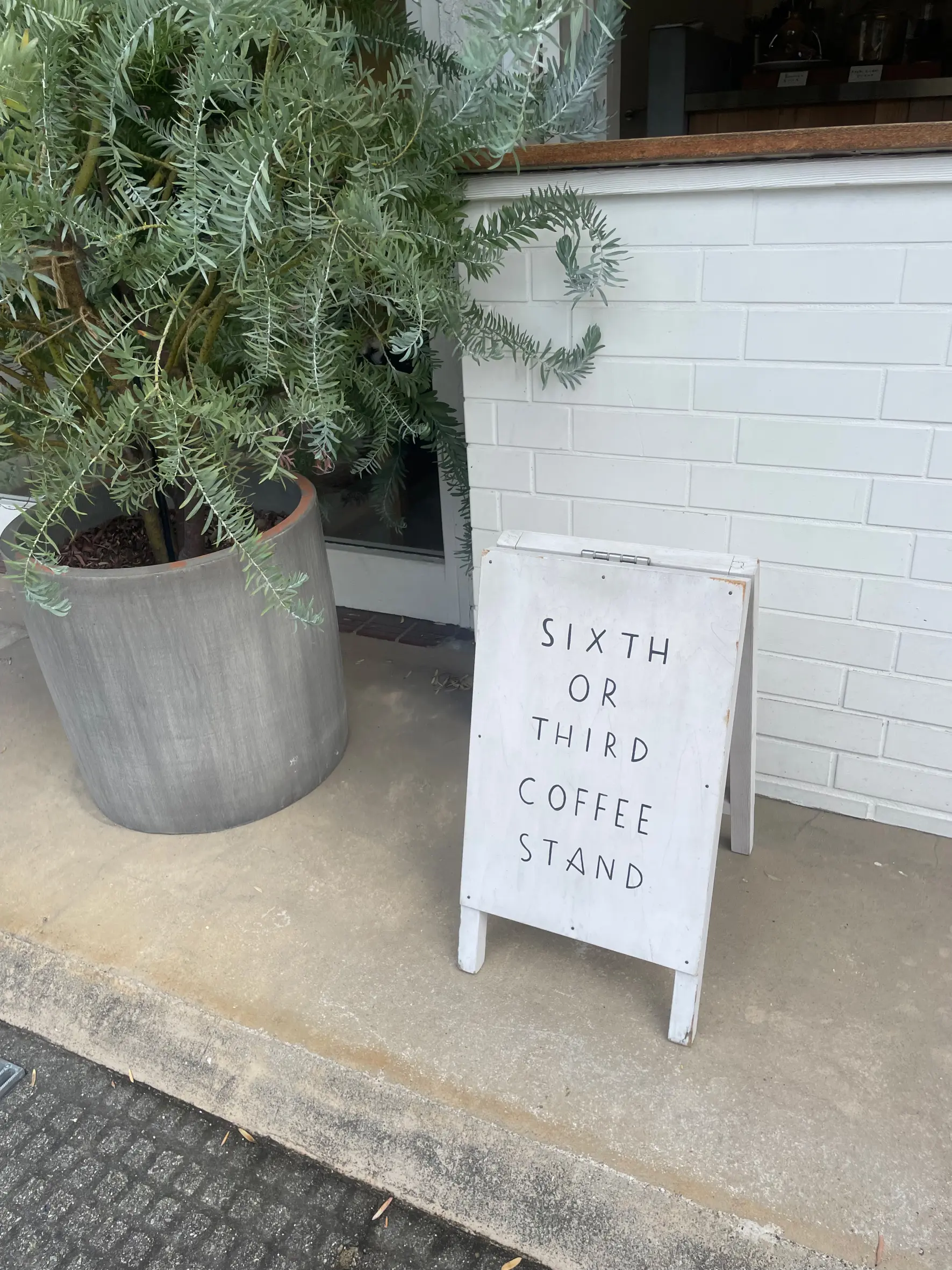 【２．SIXTH OR THIRD COFFEE STAND】路地に佇む白いコーヒースタンド-1